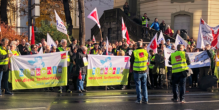 Mitarbeiter aus Diakonie und evangelischer Kirche protestieren in Würzburg. Foto: idea/Wolfgang Köbke