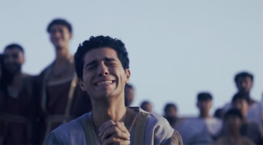 Daniel (gespielt von Mena Massoud) hält unbeirrt am Gott Israels fest. Screenshot: YouTube/DANIEL/Movie Official Teaser