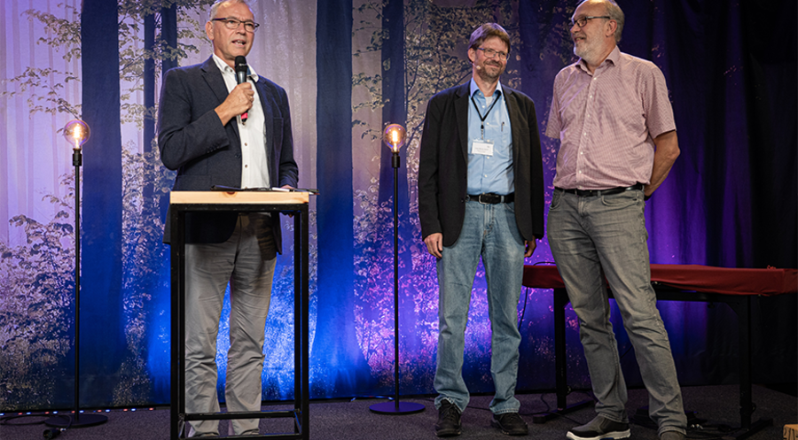 Der neue Missionsleiter Hans Walter Ritter (Mi.) mit seinem Vorgänger Uli Neuenhausen (li.) sowie Co-Leiter Siegfried Beecken. Quelle: Forum Wiedenest