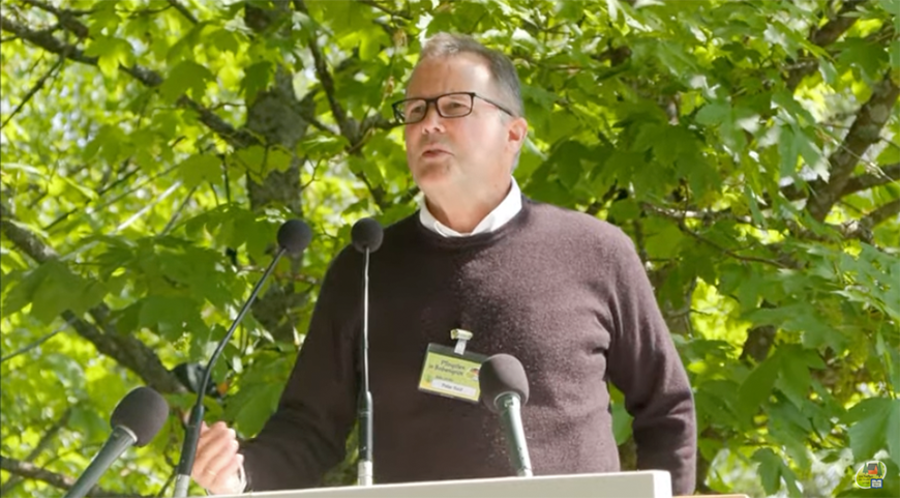 Peter Reid sprach auf dem traditionellen „Waldgottesdienst“ im Naturpark Frankenwald. Bild: Screenshot YouTube/CVJM Bobengrün e. V.
