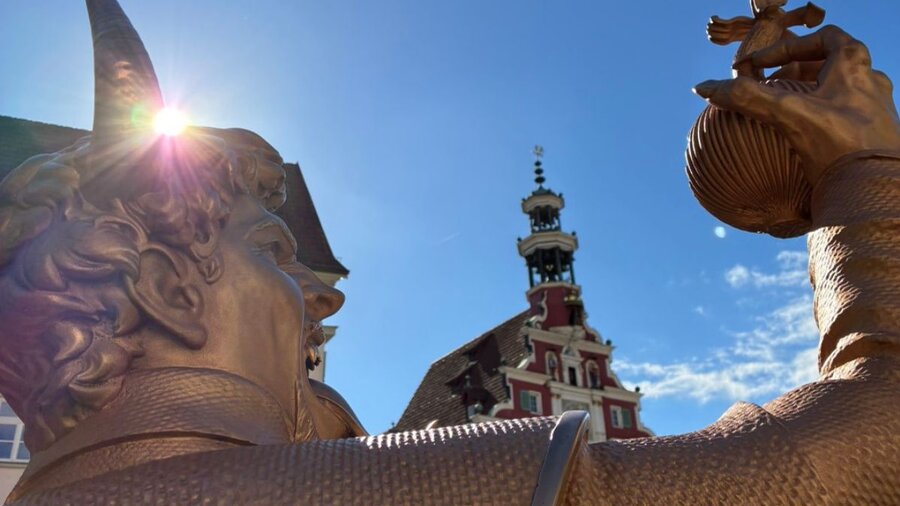 Die goldene Statue „Zwieblinger Teufel“ bezieht sich auf eine Esslinger Sage.  
