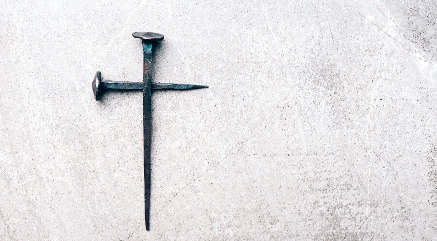 Die Nägel erinnern an die Kreuzigung Jesu Christi. Symbolfoto: iStock/Jchizhe