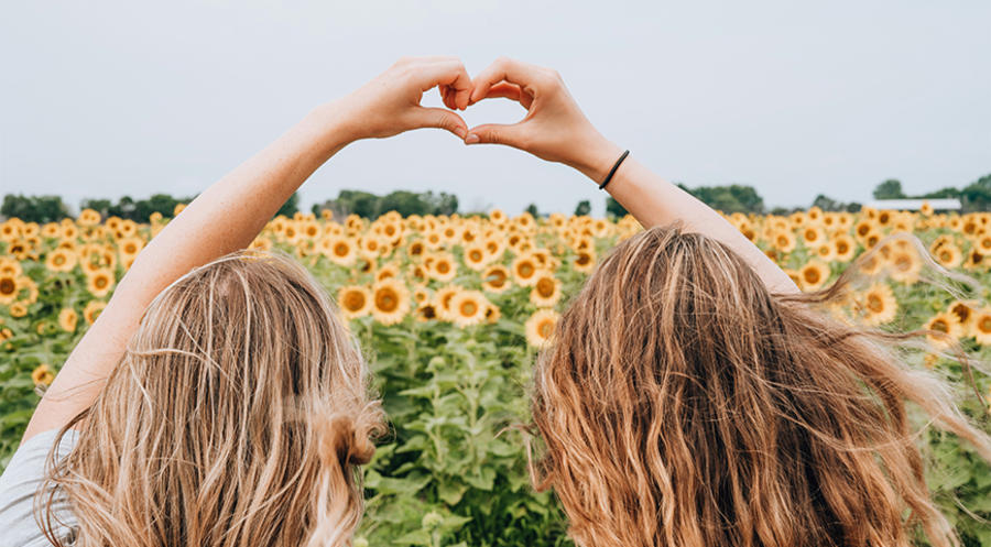 Ein Doppelgebot, dass sich nicht trennen lässt: Gott und die Mitmenschen zu lieben. Foto: unsplash.com