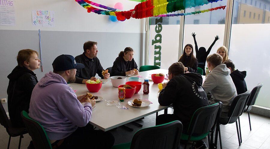 Im Kinder- und Familienzentrums „Jumpers Sassnitz“ findet ein Glaubenskurs statt – inklusive gemeinsamen Essen. Foto: Damian Teschulat