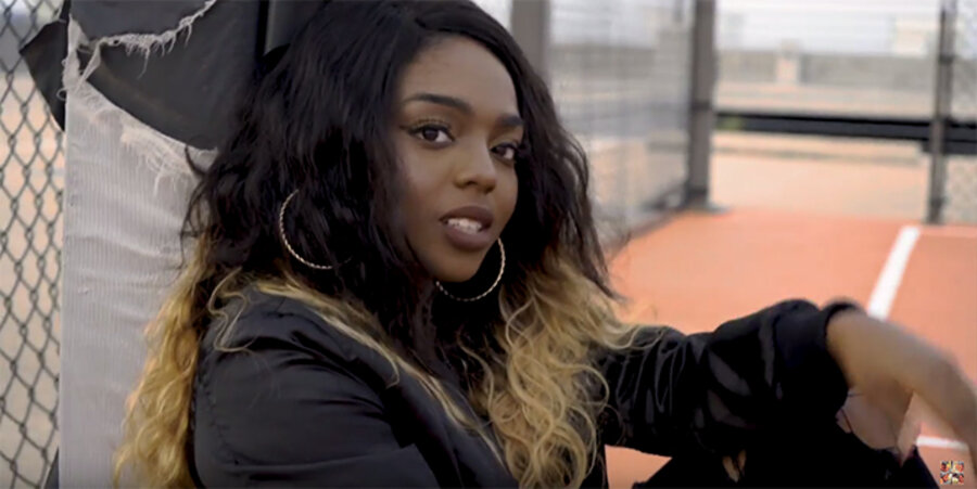 Die Nachwuchsrapperin Wande Isola in einem ihrer Musikvideos. Screenshot: YouTube/Wande Isola