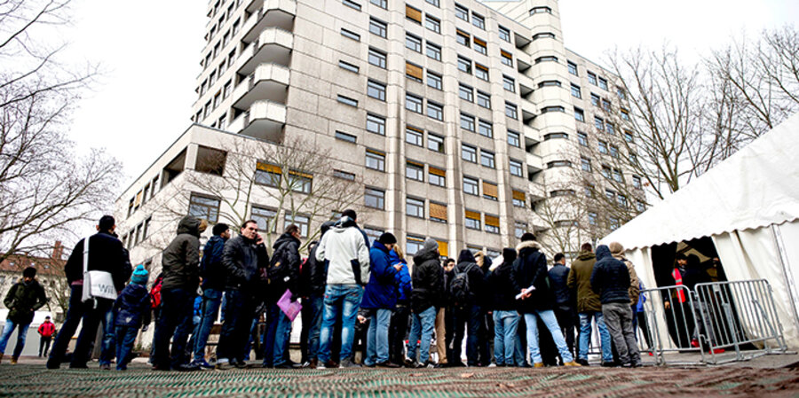 Flüchtlinge warten an einem Zelt vor dem Landesamt für Gesundheit und Soziales in Berlin. Foto: picture-alliance/dpa