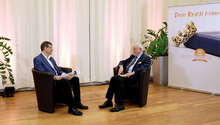 Missionsleiter Johannes lange (l.) mit Winrich Scheffbuch. Foto: YouTube/ LIO-Deutschland