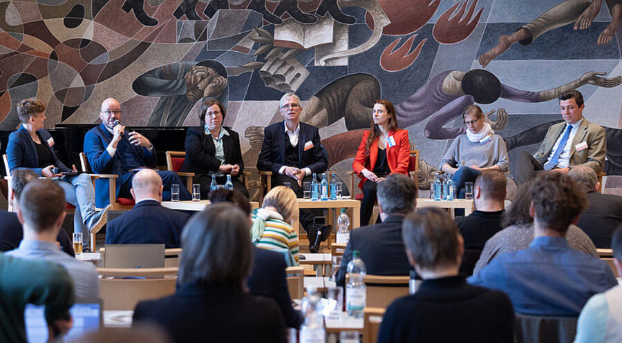 Das Podium v.l.: Maxi Konan, Landesbischof Tobias Bilz, Synodale Claudia Hultsch, Superintendent Tilmann Popp, Jugenddeligierte Judith Baumann, Synodale Barbara Pfeiffer und Pfarrer Justus Geilhufe. Foto: EVLKS