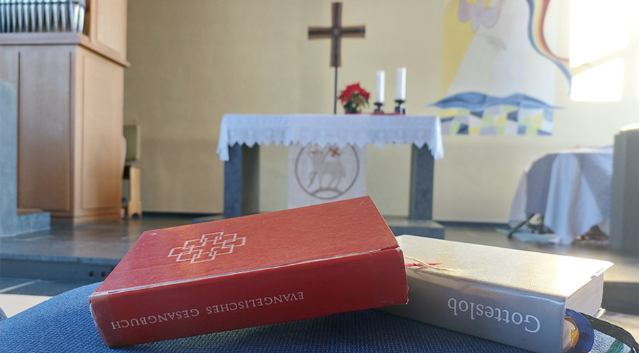 Das Evangelische Kirchengesangbuch und das Katholische Gotteslob liegen einträchtig beieinander. Foto: IDEA/Julia Bernhard
