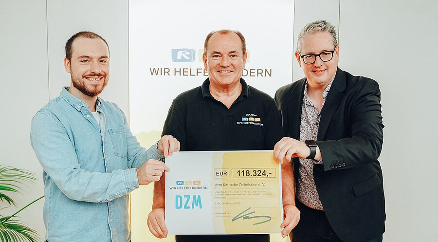 Geschäftsführer der dzm, Tobias Lang (rechts), bei der Scheckübergabe. Foto: Stiftung RTL/Lena-Luise Grellert