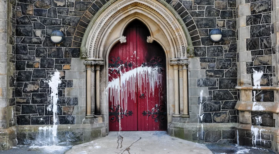 Die „Beobachtungsstelle für Intoleranz und Diskriminierung gegen Christen in Europa“ sammelt auch Meldungen über Vandalismus an Kirchen. Foto: iStock/Stephen Barnes