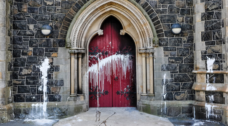 Die „Beobachtungsstelle für Intoleranz und Diskriminierung gegen Christen in Europa“ sammelt auch Meldungen über Vandalismus an Kirchen. Foto: iStock/Stephen Barnes