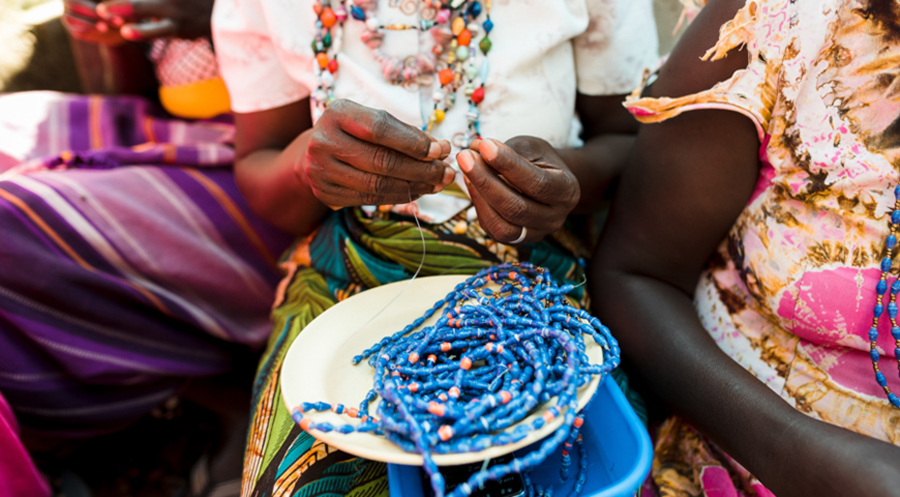 Der Schmuck wird aus recyceltem Papier und Glas hergestellt. Foto: Pearls Of Africa 