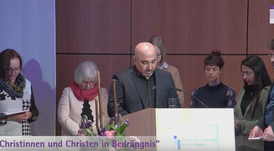 Gholamreza „Reza“ Sadeghinejad sprach auf der bayerischen Landessynode. Screenshot: YouTube/bayernevangelisch