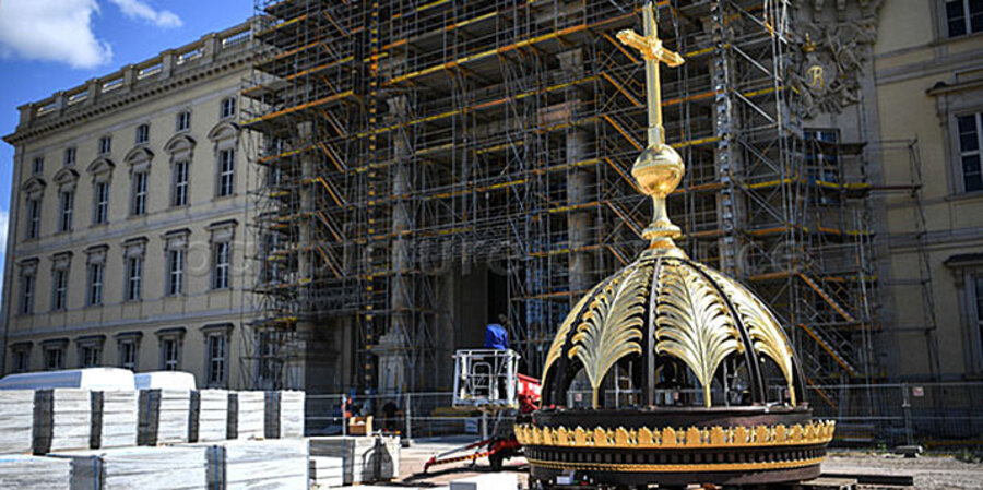 Das Kuppelkreuz vor seiner Montage auf dem Berliner Stadtschloss. Foto: picture-alliance/dpa