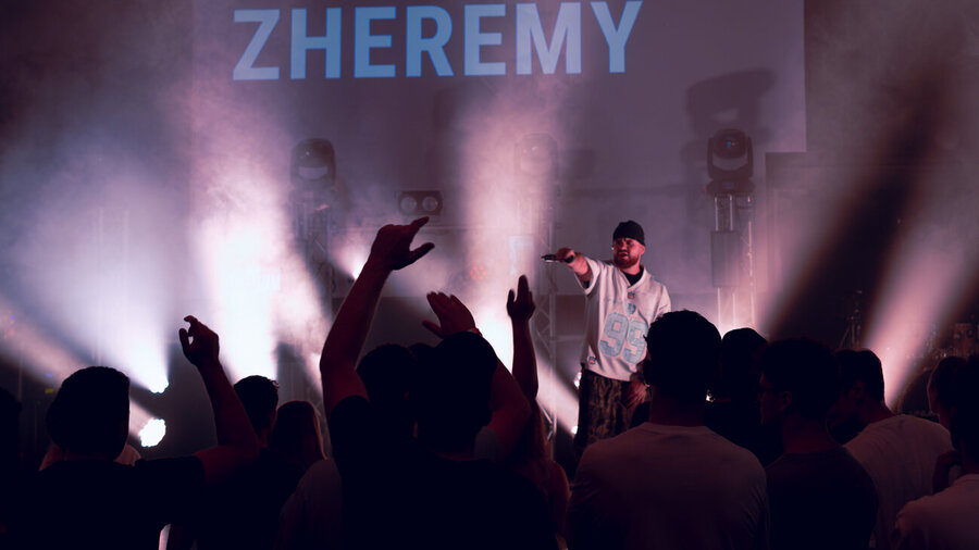 Rund 200 Besucher lassen sich bei der „One Love Jam“ von christlichem Deutschrap mitreißen – hier von dem Rapper „Zheremy“. 