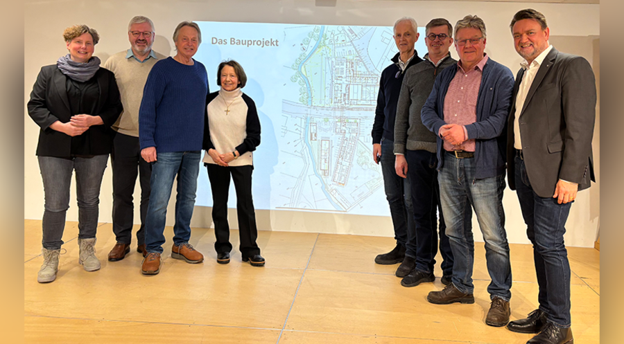 Den Neubau im Blick (v.l.): Beate Busch und Arnold Driediger aus der Schulleitung, zwei Vertreter der Bewohner, Architekt Stefan Brand, zwei Vertreter der CDU, Geschäftsführer Peter Dück. Foto: Christlicher Schulverein Lippe
