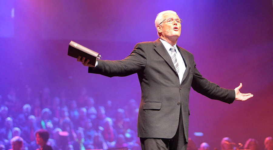 „Verkündigung bedeutet für mich immer auch Arbeit, Unsicherheit und Zweifel“: Ulrich Parzany während einer ProChrist-Veranstaltung. Foto: ProChrist/Michael Weinbrenner 