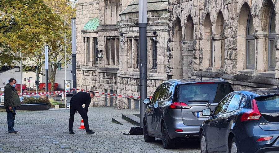 Einsatzkräfte stehen am Rabbinerhaus bei der Alten Synagoge. Foto: Picture Alliance/Markus Gayk
