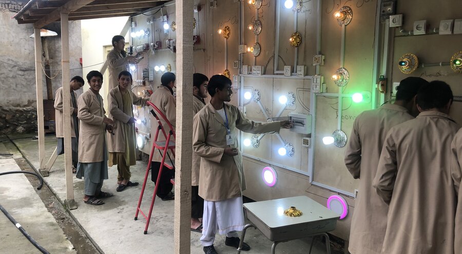 Afghanische Jugendliche bei einer Elektrikerausbildung in Faizabad. Foto: Shelter Now Germany
