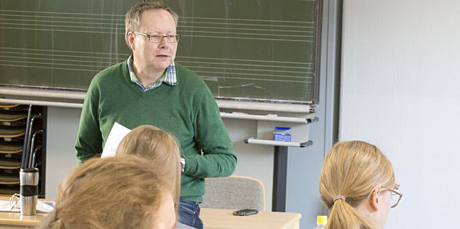 Der Direktor des Marburger Bildungs- und Studienzentrums, Klaus Meiß, im Unterricht. Foto: MBS Bibelseminar/Ernst Pieber