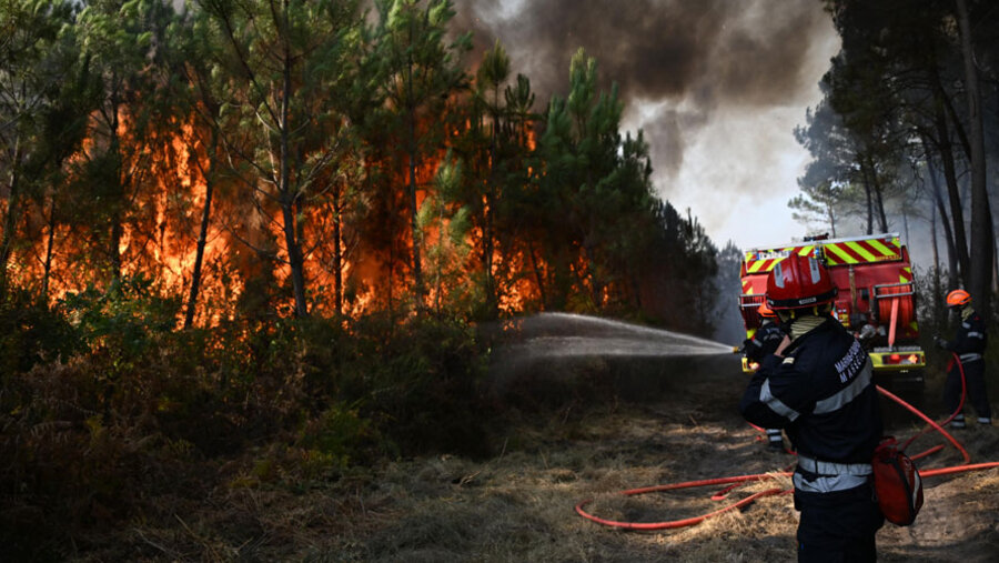 Die Feuerwehr versucht, die Brände zu löschen.
