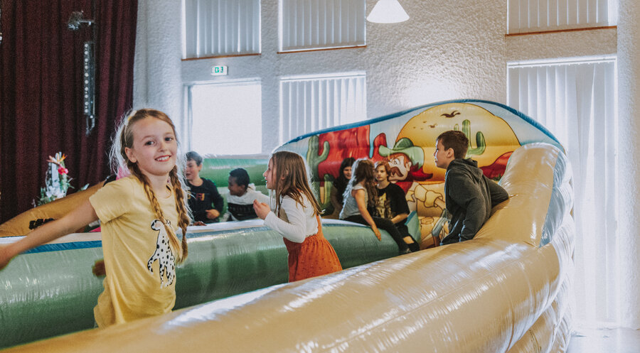 Zweimal in der Woche wird der Gottesdienstsaal zum Spielplatz mit Hüpfburgen und vielem mehr. Foto: MOSAIK-Gemeinde Ulm