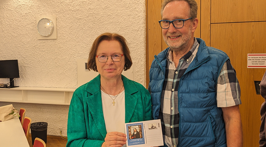 Die stellvertretende Kirchenpräsidentin Ulrike Scherf mit dem Vorsitzenden der Sammlergilde St. Gabriel, Heinz-Bernhard Diekhoff 