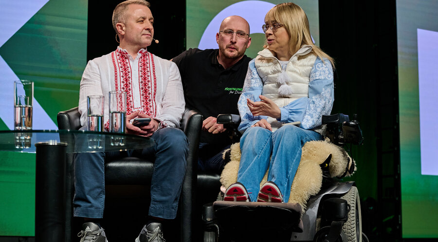 Teilten ihr bewegendes Schicksal beim diesjährigen KCF mit: Die Preisträger Natalija und Serhij Bolchuk mit Übersetzer German Karatsev (Mitte). Foto: IDEA/Florian Boillot