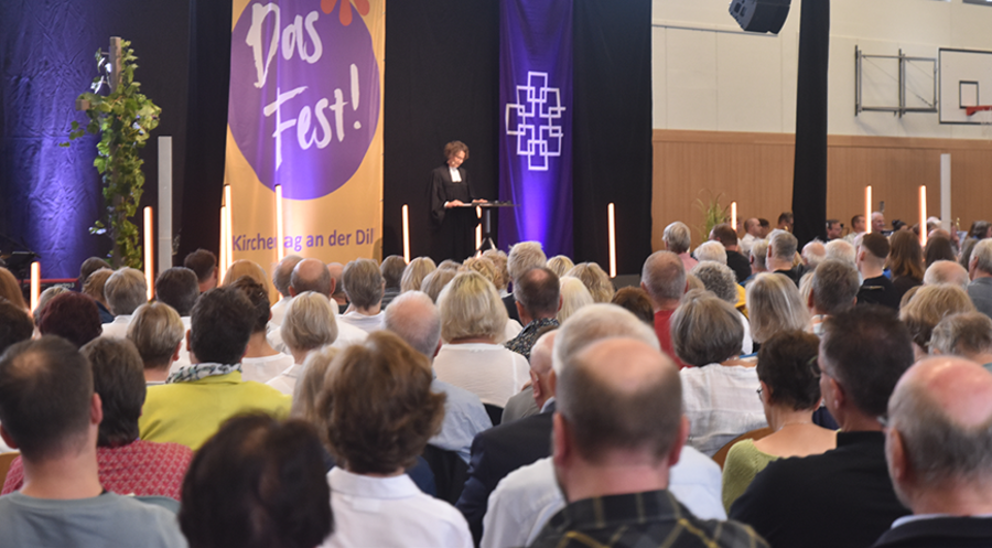 Kirchenpräsidentin Christiane Tietz beim Eröffnungs-Gottesdienst vor rund 1.200 Besuchern: Auf Menschen zugehen und ihnen zuhören 