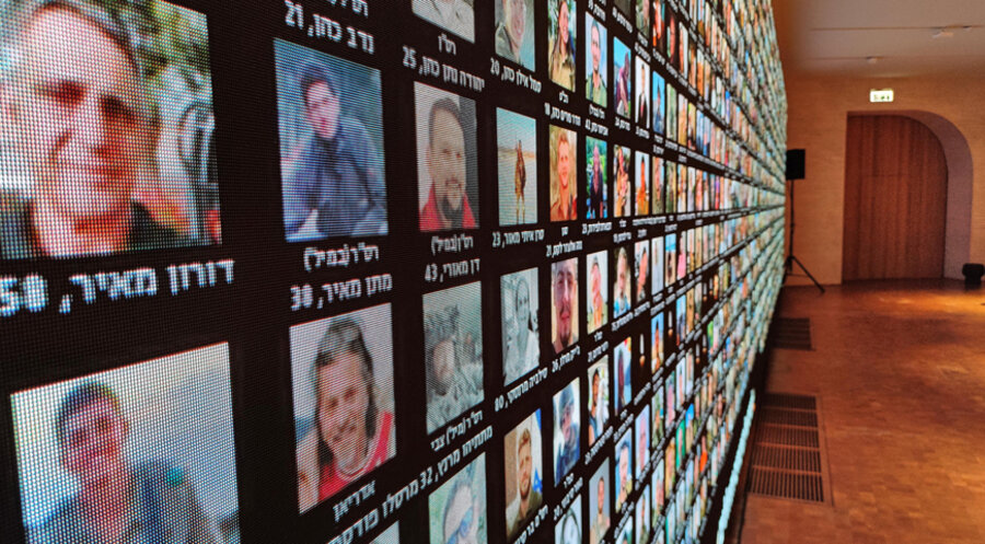 Eine Installation in der Nationalbibliothek in Jerusalem erinnert an die Opfer des Terroranschlags vom 7. Oktober 2023. Foto: picture alliance / dts-Agentur 