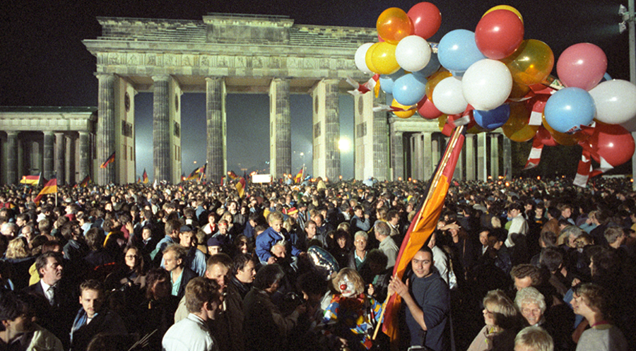 Endlich wiedervereinigt: Ausgelassene Feier in der Nacht auf den 3. Oktober 1990 vor dem Brandenburger Tor in Berlin. Foto: picture-alliance/dpa/Fotoreport