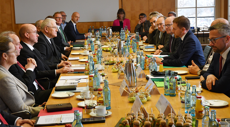 An einem Tisch vereint: Der sächsische Ministerpräsident Michael Kretschmer (CDU) mit Kirchenleitern beim Treffen in Dresden. 