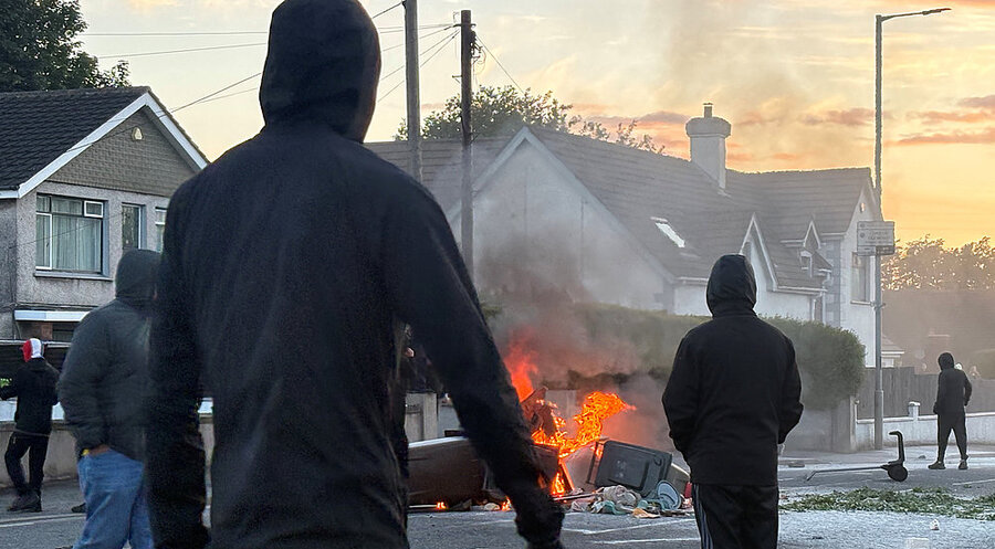 Brennende Mülltonnen an der „Antrim Road“, nach Ausschreitungen von Anti-Einwanderungs-Demonstranten. Foto: picture alliance / REUTERS | Isabel Infantes