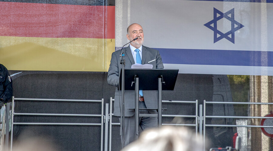 Der israelische Botschafter in Berlin, Ron Prosor, bei einer Kundgebung am 8. Oktober. Foto: picture-alliance / ZUMAPRESS.com | Michael Kuenne