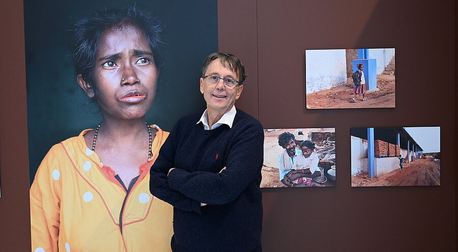 Dietmar Roller vor seiner Ausstellung  „Aus allen Schatten“. Foto: IDEA/Erika Weiss