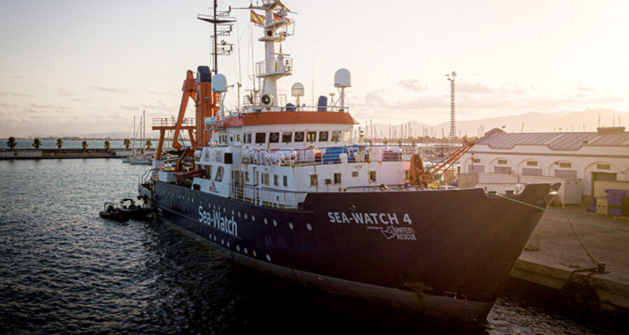 Das von der EKD und dem kirchlich initiierten Bündnis „United4Rescue“ unterstützte Schiff „Sea-Watch 4“. Foto: Chris Grodotzki/Sea-Watch.org