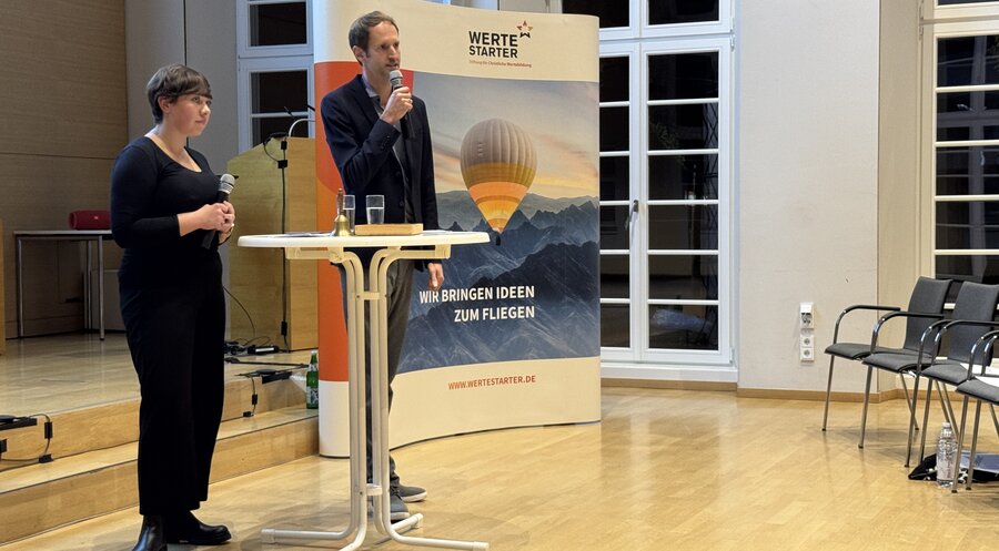 Wertestarter-Geschäftsführer Johannes Nehlsen und Moderatorin Lea Horch. Foto: Wertestarter