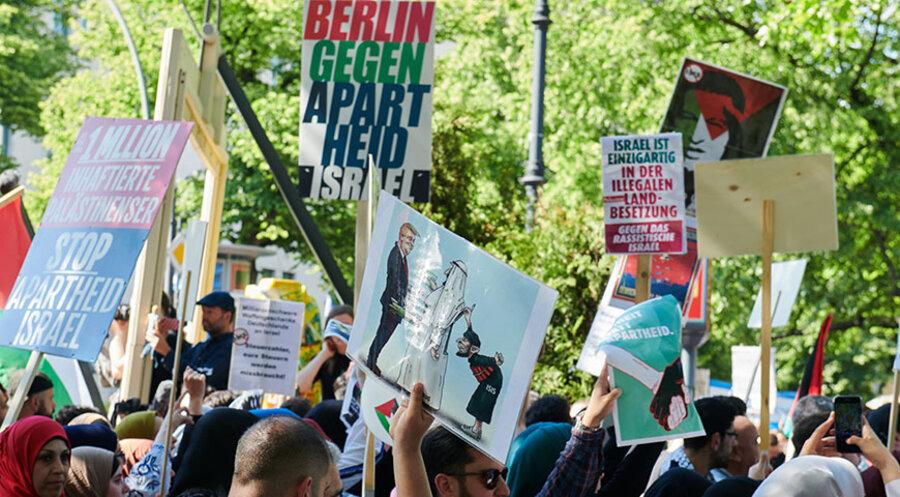 Teilnehmer der anti-israelischen Al-Kuds-Demonstration im Jahr 2019 in Berlin. Foto: picture alliance/dpa | Annette Riedl