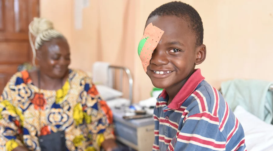 Nach seiner Operation am Grauen Star freut sich der 8-jährige Joel aus Kamerun, dass er gleich wieder sehen kann. Foto: CBM