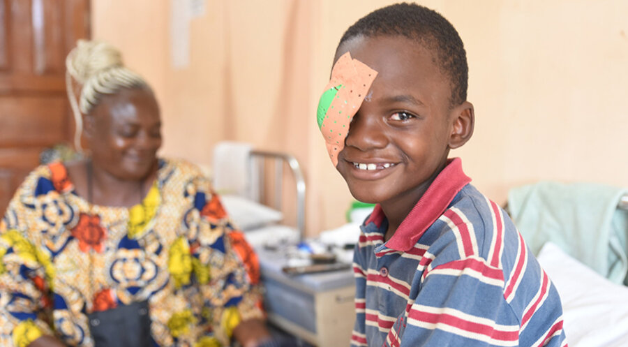 Nach seiner Operation am Grauen Star freut sich der 8-jährige Joel aus Kamerun, dass er gleich wieder sehen kann. Foto: CBM