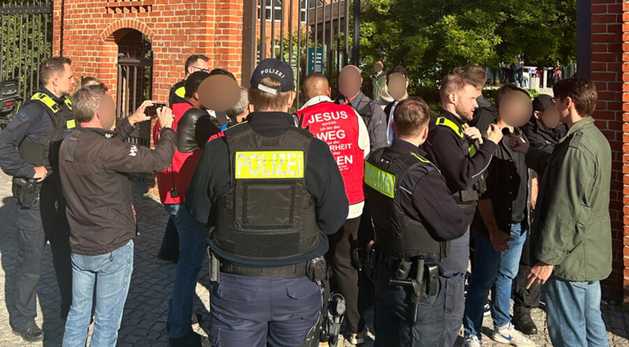 An einem der beiden Eingänge zum Park: einige Polizisten, eine kleine Gruppe Christen im kurzen und hitzigen Rededuell mit der „Ansprechperson Queeres Berlin“, Alfonso Pantisano. Foto: Carl-Victor Wachs