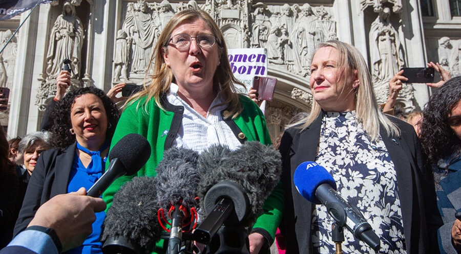 Susan Smith (li.) und Marrion Calder von der Frauenrechtsgruppe ''For Women Scotland'' feiern das Urteil vor dem Supreme Court in London. Foto: picture alliance/ZUMAPRESS.com/Tayfun Salci