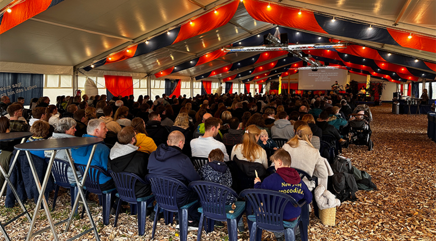 Der Familiengottesdienst im Großzelt zog rund 350 Besucher an. Foto: Barmer Zeltmission