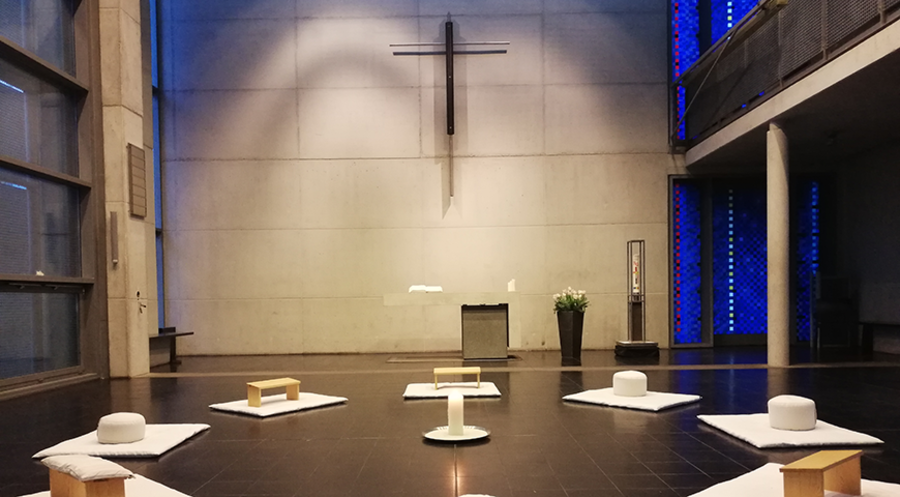 Ein Mattenkreis und Bänke im der „Kirche der Stille“. Foto: Christine Tergau-Harms 