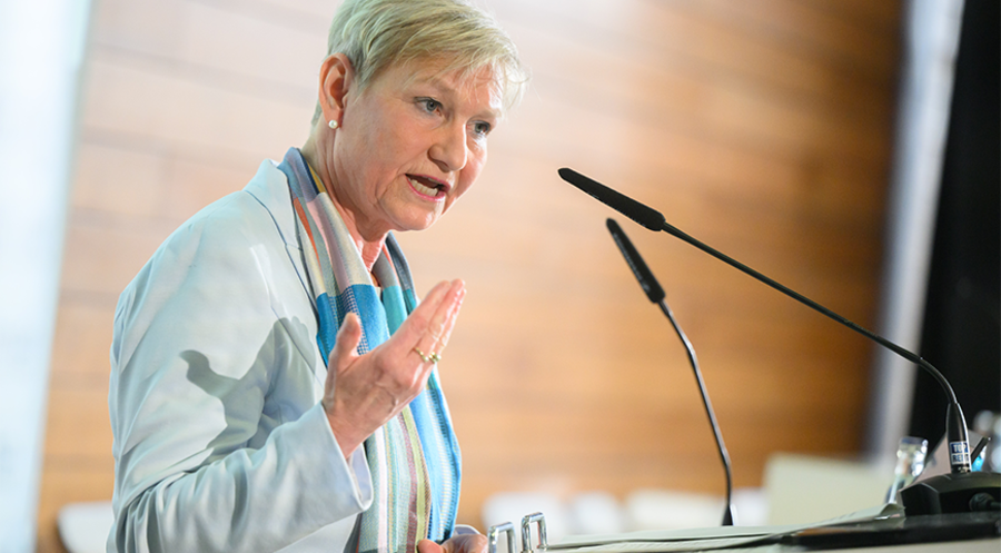 Die amtierende EKD-Ratsvorsitzende, Bischöfin Kirsten Fehrs, schreibt Kirche und Diakonie ein „eklatantes Versagen“ zu. Foto: picture alliance/dpa/Julian Stratenschulte