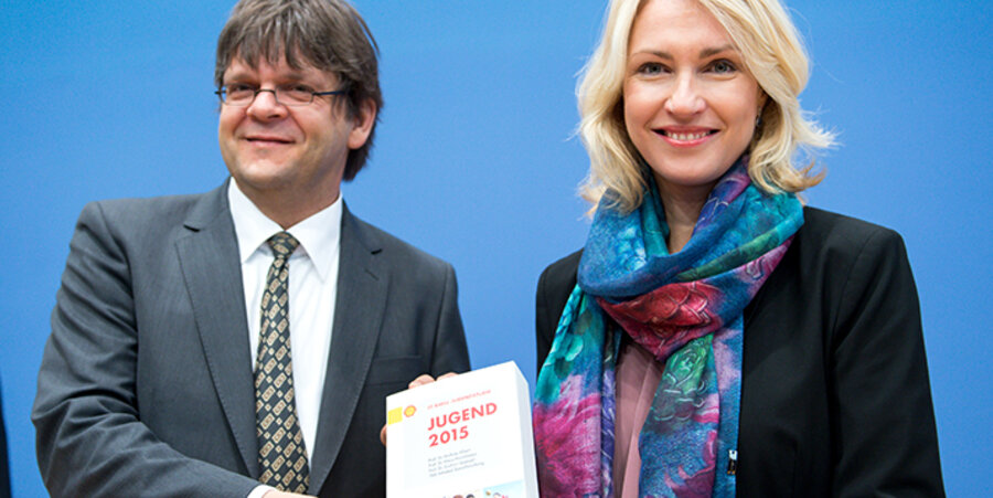 v.l.: Der Soziologe Mathias Albert und Bundesfamilienministerin Manuela Schwesig stellten die neue Shell-Jugendstudie vor. Foto: picture-alliance/dpa