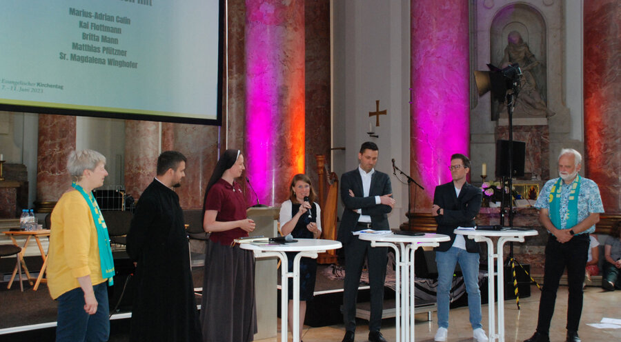 An der Podiumsdiskussion beiteiligten sich (v.l.): Maria Stettner, Marius-Adrian, Magdalena Winghofer, Britta Mann, Matthias Pfützner, Kai Flottmann und  Frank Uphoff. Foto: IDEA/Romy Schneider
