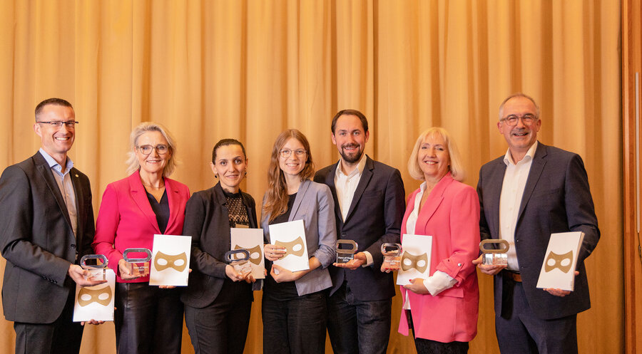 Die Preisträger v.l.n.r.: Hoffnungsträger-Stifter Marcus Wietzke, Unternehmerin Daniela Eberspächer-Roth, Theologin Anna Shammas, Sozialarbeiterin und -arbeiter Anna und Erik Repel, Hilfswerkleiterin Gaby Wentland und Vermögensberater Andreas Mankel. Foto: IVCG