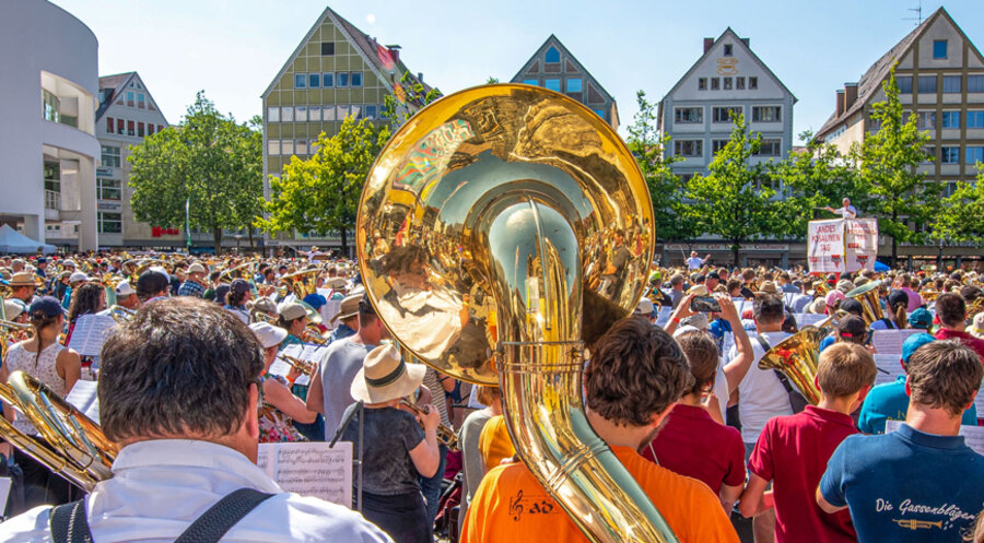 Die Teilnehmer spielten zum Abschluss gemeinsam auf dem Münsterplatz. Foto: Reinhold_Armbruster-Mayer